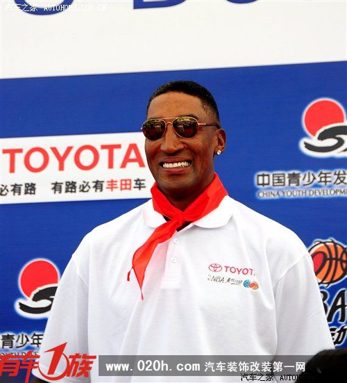 皮蓬秀球技 与丰田携手“NBA关怀行动” 