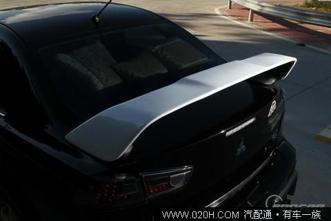 黑色 个人 东南/尾翼自然也是此车对EVO X模仿的重要部分。黑色车身白色尾翼...