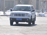 白色JEEP<font color=red>自由客改装</font>装饰 真皮座椅 护板踏板 车身升高