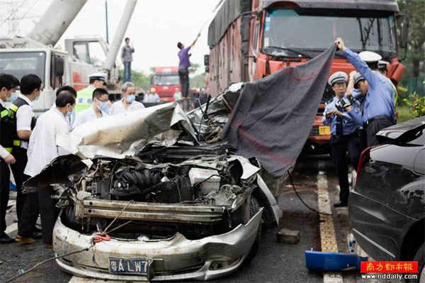4月27广州市区11辆车发生连环追尾事故，造成一死三伤.