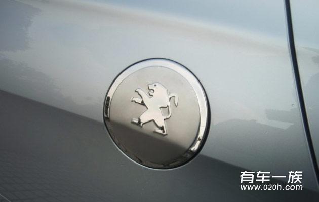 银色标致308改装轮胎轮毂内外装饰作业 