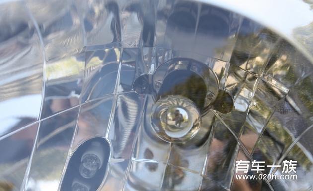 白色雅力士外观内饰装饰改装作业
