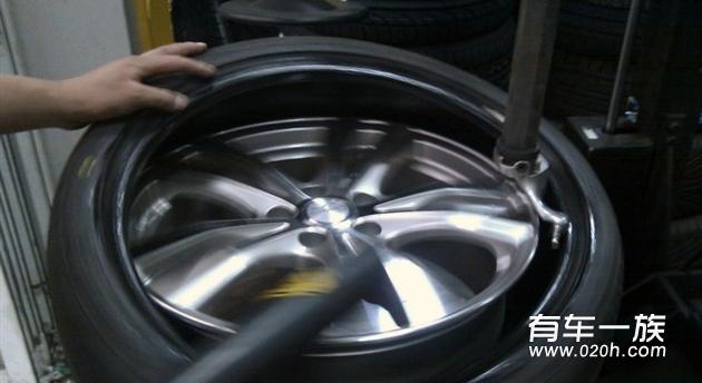 现代i30改装18寸轮毂轮胎作业
