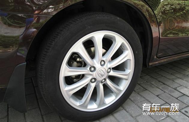 轮毂特写（轮毂洗的干净，整个车看起来才新~~~ 轮胎是米其林的，仔细看，仔细看，比亚迪的厚道！ ）