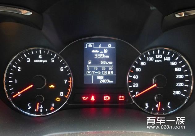 白色1.6GLS-MT起亚k3提车选车作业