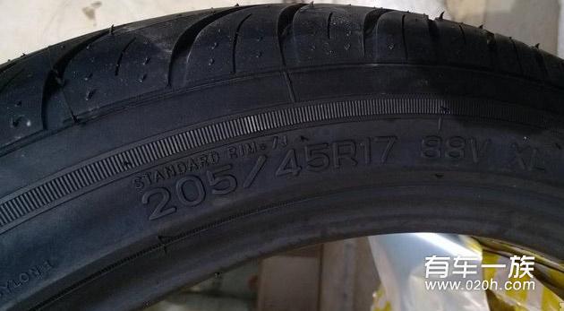 丰田花冠改装17寸轮毂轮胎作业