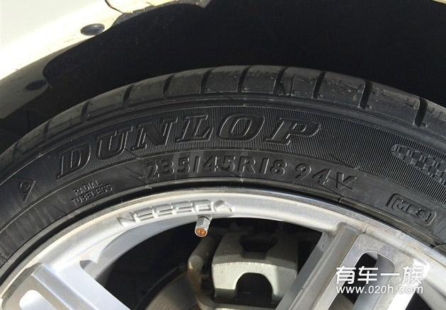 白色2013款天籁改装18寸轮毂轮胎作业