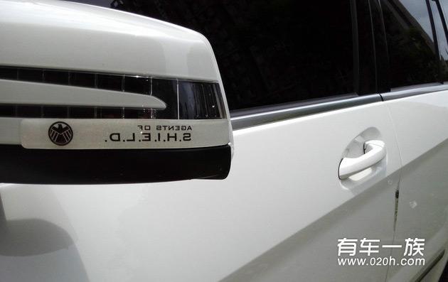 白色奔驰GLK300改装大灯轮毂轮胎外观内饰装饰作业