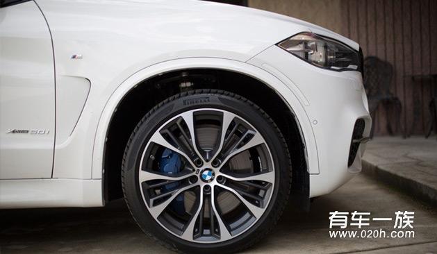 白色宝马x5改装黑色中网21寸轮毂外观碳纤维装饰