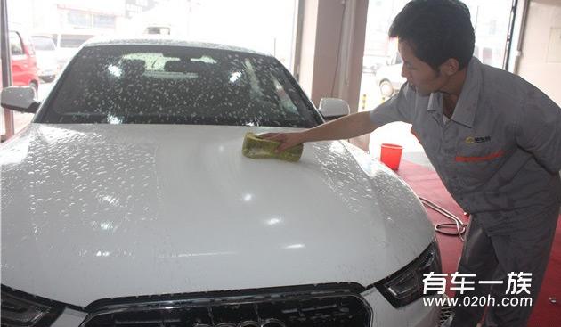 白色奥迪A5保养美容镀膜 精细洗车作业 