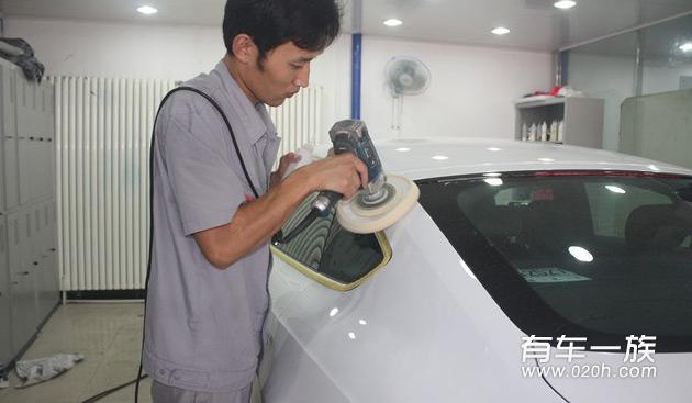 白色奥迪A5保养美容镀膜 精细洗车作业
