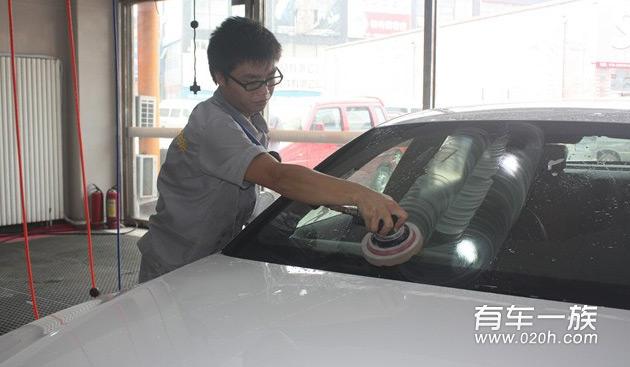 白色奥迪A5保养美容镀膜 精细洗车作业