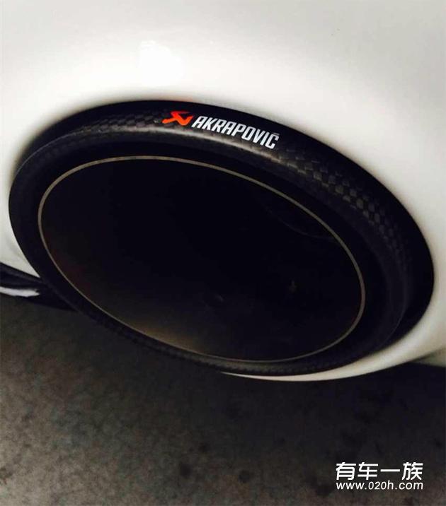白色奥迪R8改装Akrapovic天蝎排气作业及排气声浪视频