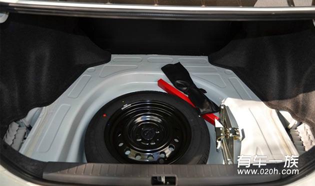 丰田自动豪华版白色花冠提车作业外观内饰空间静态测评