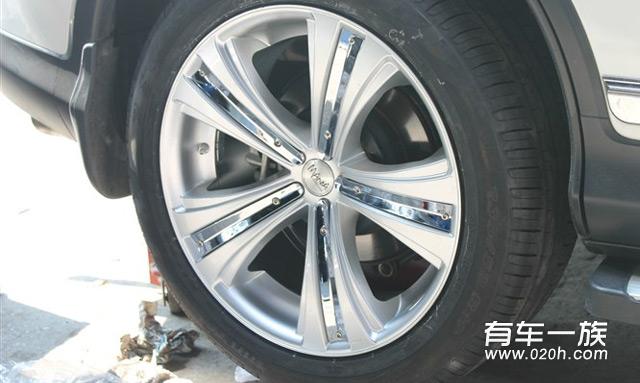 白色本田CRV改装19寸MANIA电镀银条轮毂倍耐力轮胎