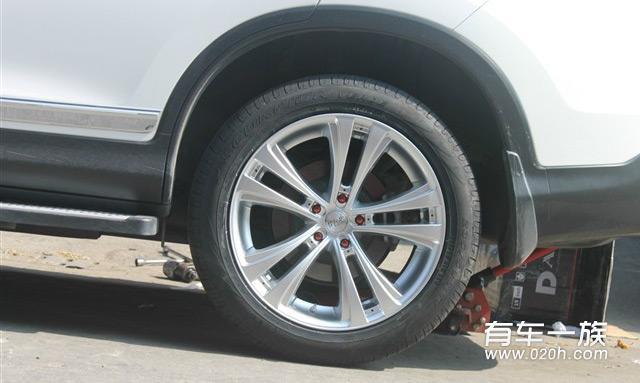 白色本田CRV改装19寸MANIA电镀银条轮毂倍耐力轮胎