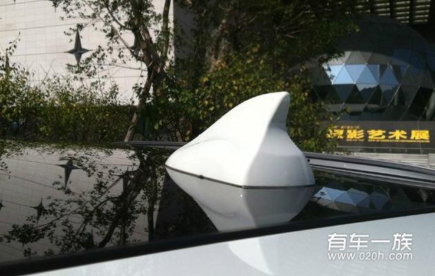 白色1.6两驱现代ix25改装鲨鱼鳍前后杠踏板外观内饰镀铬件 