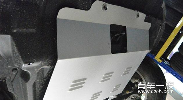 灰色长安CS75改装发动机护板与底盘装甲作业