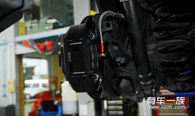 黑色丰田埃尔法改装轮毂轮胎刹车防斜杆 操控升级