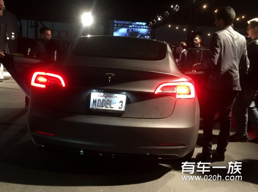 特斯拉MODEL 3车尾