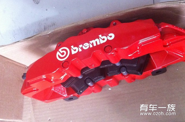 奔驰G改装骚红色Brembo刹车卡钳作业