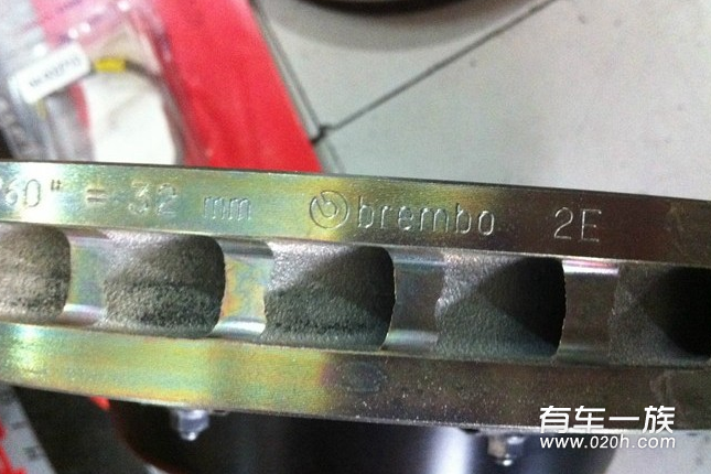 奔驰G改装骚红色Brembo刹车卡钳作业