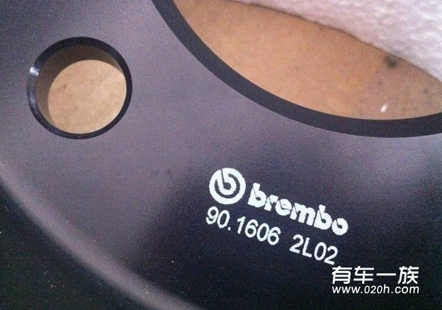 奔驰G改装骚红色Brembo刹车卡钳作业