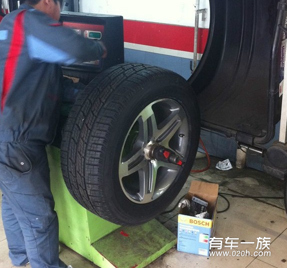 奔驰G改装骚红色Brembo刹车卡钳作业