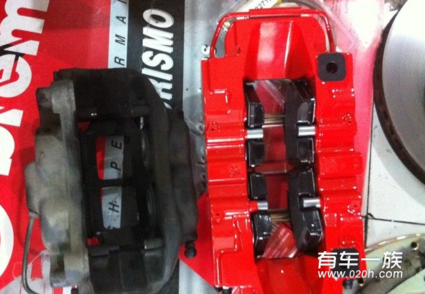 奔驰G改装骚红色Brembo刹车卡钳作业