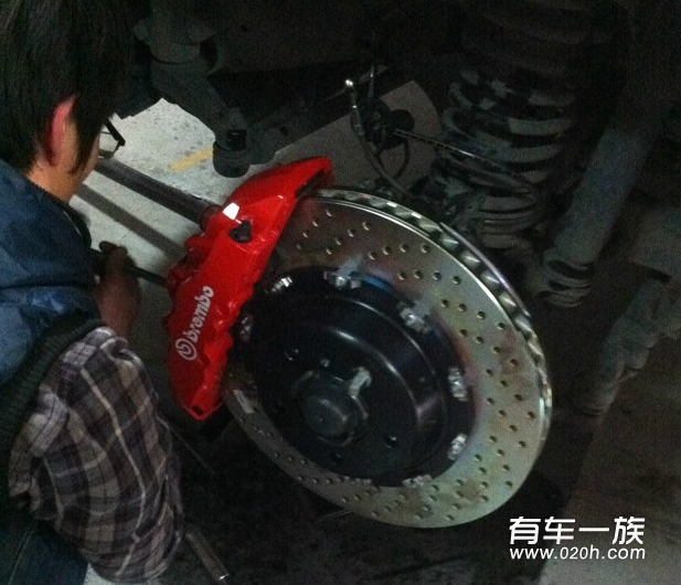 奔驰G改装骚红色Brembo刹车卡钳作业