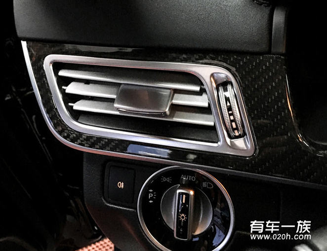 奔驰E260改装内饰贴碳纤维主控台