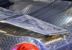 日产GTR改装车身铝板雕花