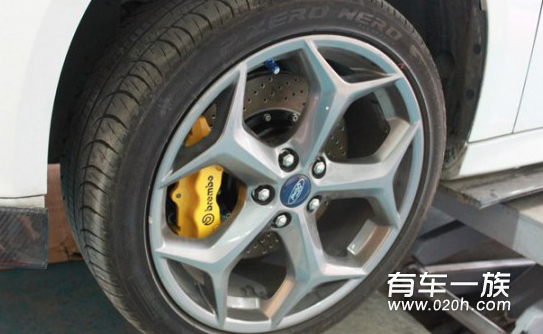 福克斯改装意大利Brembo刹车套件作业