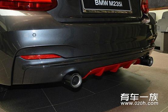 宝马迪拜经销商展示红灰配色M235i