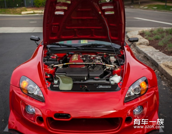蕴含运动气息 本田S2000红黑的完美搭配改装