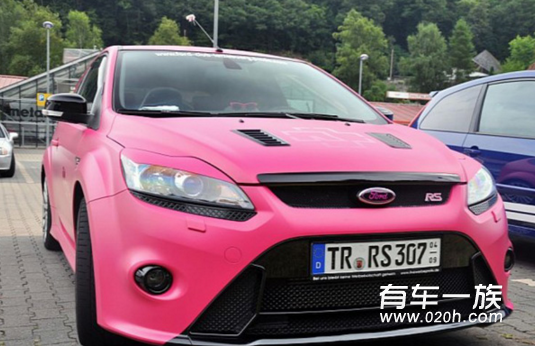 福特福克斯RS改装外观骚粉色车身