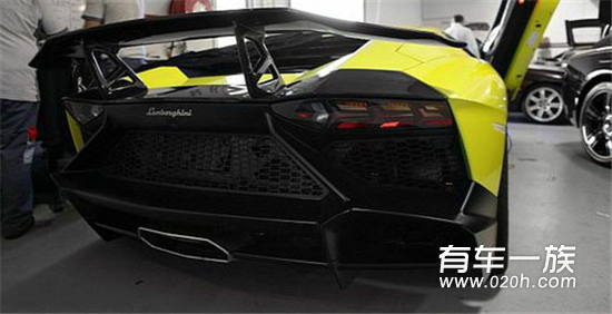 兰博基尼Aventador LP720-4加装碳纤维尾翼