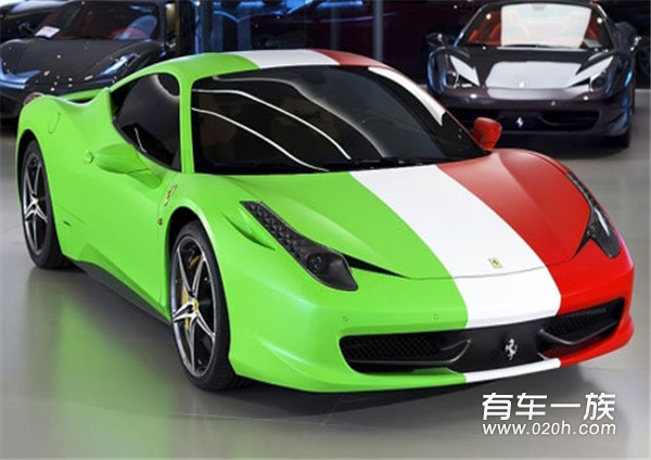 身披意大利国旗的法拉利 458 Italia