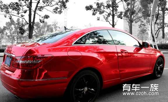 耀眼光芒引来无数目光奔驰E350贴电镀红车身改色膜