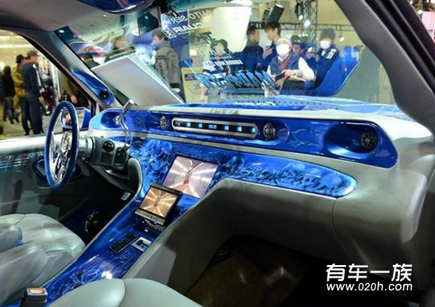 VIP风格改装道奇C3500中古皮卡 外观夸张内饰浮夸