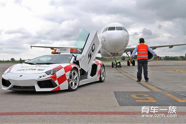 Aventador涂装领航车外观 和飞机肩并肩