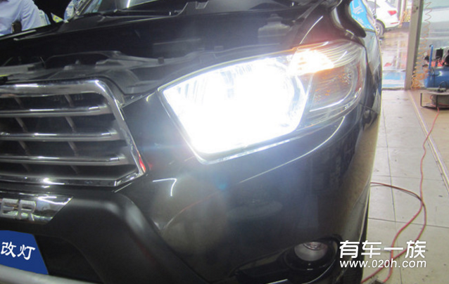 丰田汉兰达改装氙气大灯Q5双光透镜