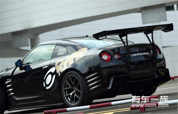 日产GTR-R35加装宽体包围 显得十分霸气