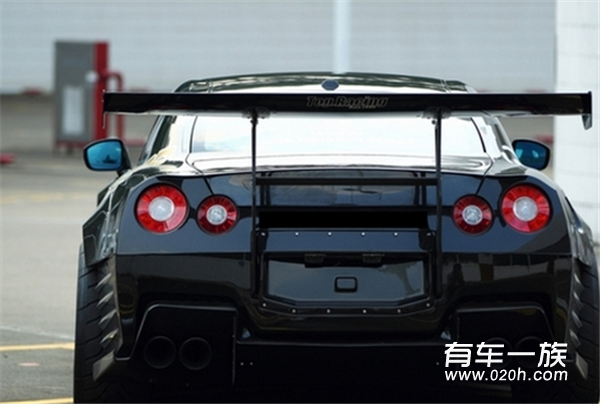 日产GTR-R35加装宽体包围 显得十分霸气