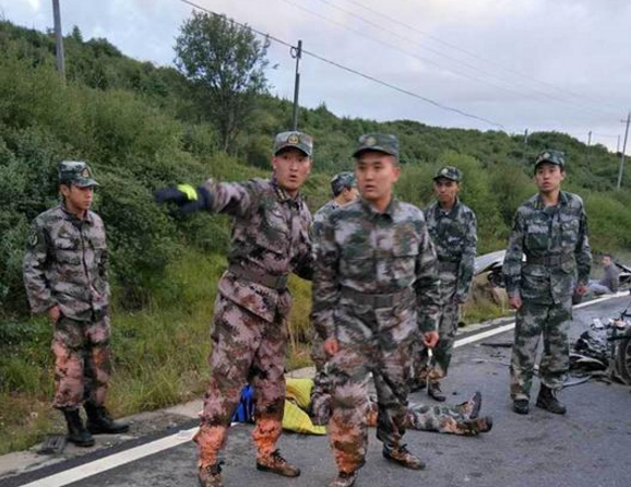 九寨沟地震救灾途中两车相撞 民兵不幸身亡