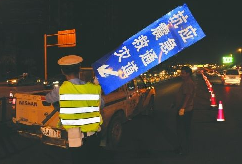 九寨沟地震交警火速开到收费站 开辟救灾车辆通道