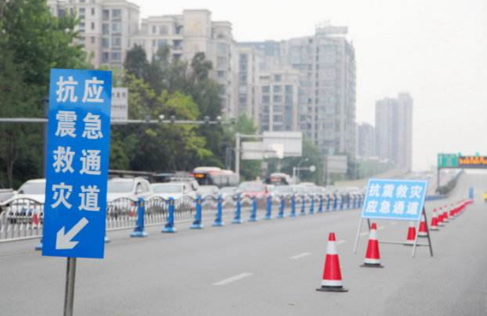 九寨沟地震交警火速开到收费站 开辟救灾车辆通道