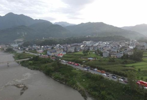 四川九寨沟地震航拍 救援救灾车辆遭拥堵