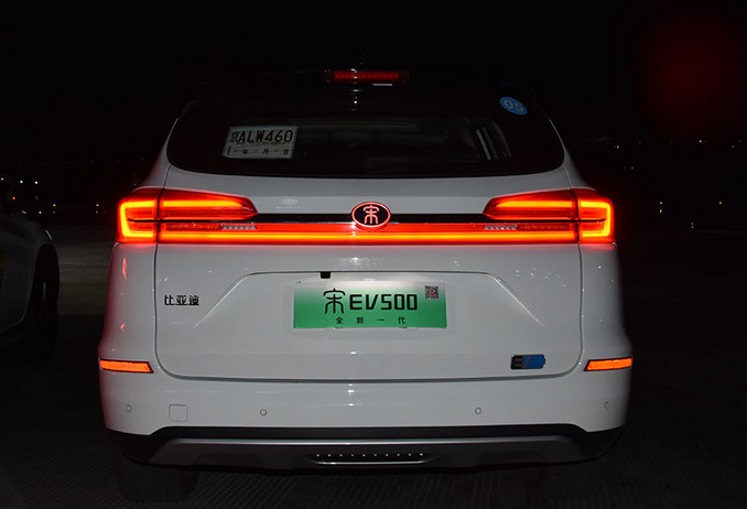 比亚迪宋EV500尾灯