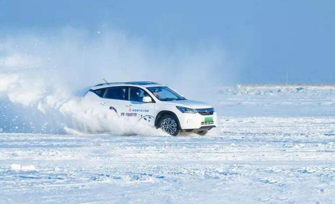 开车如何在冰雪路段安全行驶？